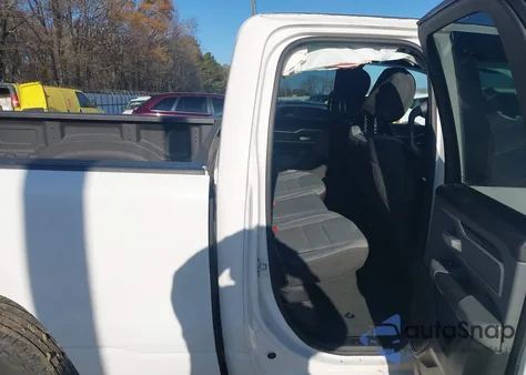 2021 Ram 1500 Big Horn 4X4 6'4 Box z USA, uszkodzony, nr VIN 1C6SRFBT6MN639816